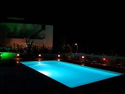 Spacious Family Apartment With Sea View And Swimming Pool