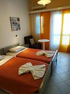 Renia Studios Standard Studio Overlooking the Swimming Pool