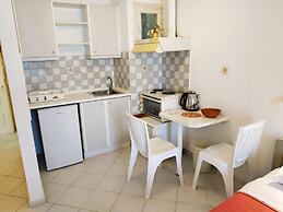 Renia Studios Standard Studio Overlooking the Swimming Pool