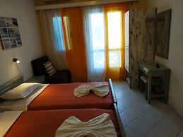 Renia Studios Standard Studio Overlooking the Swimming Pool