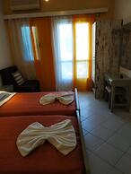 Renia Studios Standard Studio Overlooking the Swimming Pool