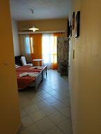 Renia Studios Standard Studio Overlooking the Swimming Pool