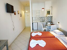 Renia Studios Standard Studio Overlooking the Swimming Pool