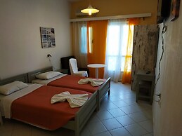 Renia Studios Standard Studio Overlooking the Swimming Pool