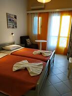 Renia Studios Standard Studio Overlooking the Swimming Pool