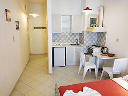 Renia Studios Standard Studio Overlooking the Swimming Pool