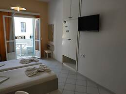 Renia Studios Standard Studio Overlooking the Swimming Pool