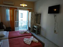 Renia Studios Standard Studio Overlooking the Swimming Pool