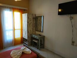 Renia Studios Standard Studio Overlooking the Swimming Pool