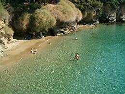 Renia Studios Standard Studio Overlooking the Swimming Pool