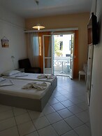 Renia Studios Standard Studio Overlooking the Swimming Pool