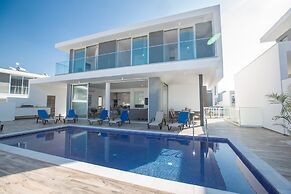 Villa Prol17, Exquisite 5bdr Villa With Pool, Close to Fig Tree Bay Be