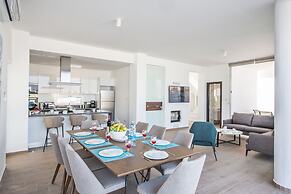 Villa Prol17, Exquisite 5bdr Villa With Pool, Close to Fig Tree Bay Be