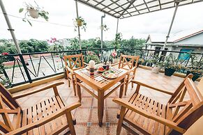 Hillside Homestay Hue - Top Apartment