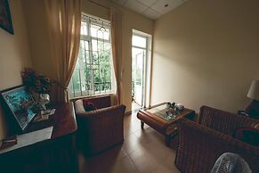 Hillside Homestay Hue - Top Apartment