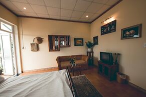 Hillside Homestay Hue - Top Apartment