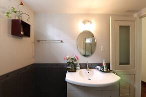 Hillside Homestay Hue - Silk Room