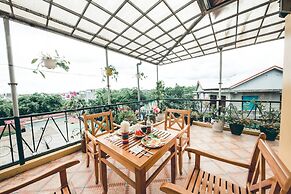 Hillside Homestay Hue - Triple Room top Apartment