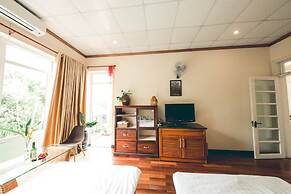Hillside Homestay Hue - Triple Room top Apartment