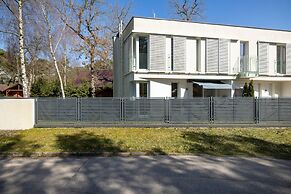 Four Seasons Apartment by Renters