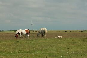 2-bed Cottage, Sleeps 5, Pets Ok, Close to Coast