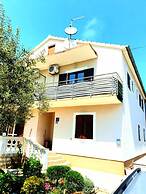 Lovely 1-bed Apartment With sea View in Srima