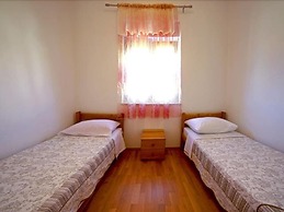 Charming 2-bed Apartment in Srima With sea View