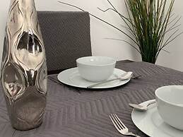 Large 5 Bed House / Wolverhampton + Parking