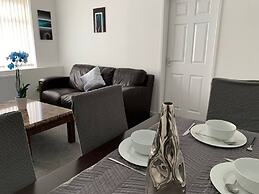 Large 5 Bed House / Wolverhampton + Parking