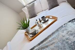 Large 5 Bed House / Wolverhampton + Parking