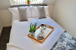 Large 5 Bed House / Wolverhampton + Parking