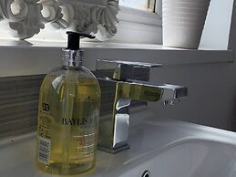 Large 5 Bed House / Wolverhampton + Parking