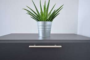 Large 5 Bed House / Wolverhampton + Parking