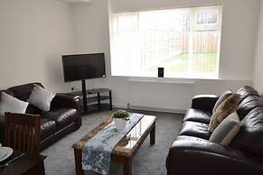 Large 5 Bed House / Wolverhampton + Parking