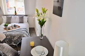 Large 5 Bed House / Wolverhampton + Parking