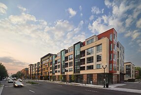 Global Luxury Suites Clarendon Metro