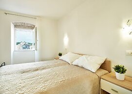 Old Town Splendid Apartments by Irundo