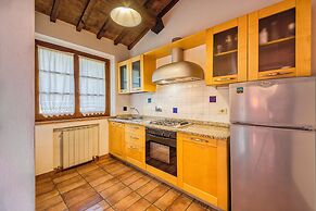 Laurel Apt With Shared Pool