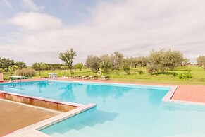 Laurel Apt With Shared Pool