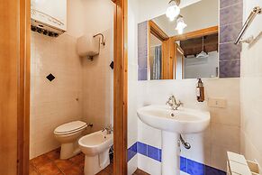 Laurel Apt With Shared Pool