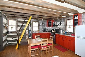 River Walk Cottage - Romantic Escape