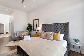 THE PENTHOUSE loft in the heart of Old Town!