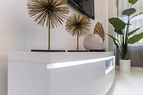 Luxurious Villa With Modern Decor and Huge Pool in Upscale Resort! #6s