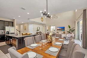 Luxurious Villa With Modern Decor and Huge Pool in Upscale Resort! #6s