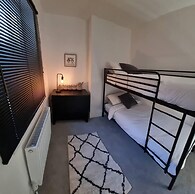 Modern 4-bedroom Townhouse With Private Garden