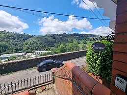 Modern 4-bedroom Townhouse With Private Garden