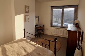 Modern 4-bedroom Townhouse With Private Garden