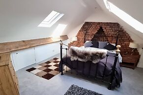 Modern 4-bedroom Townhouse With Private Garden