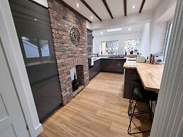 Modern 4-bedroom Townhouse With Private Garden