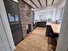 Modern 4-bedroom Townhouse With Private Garden